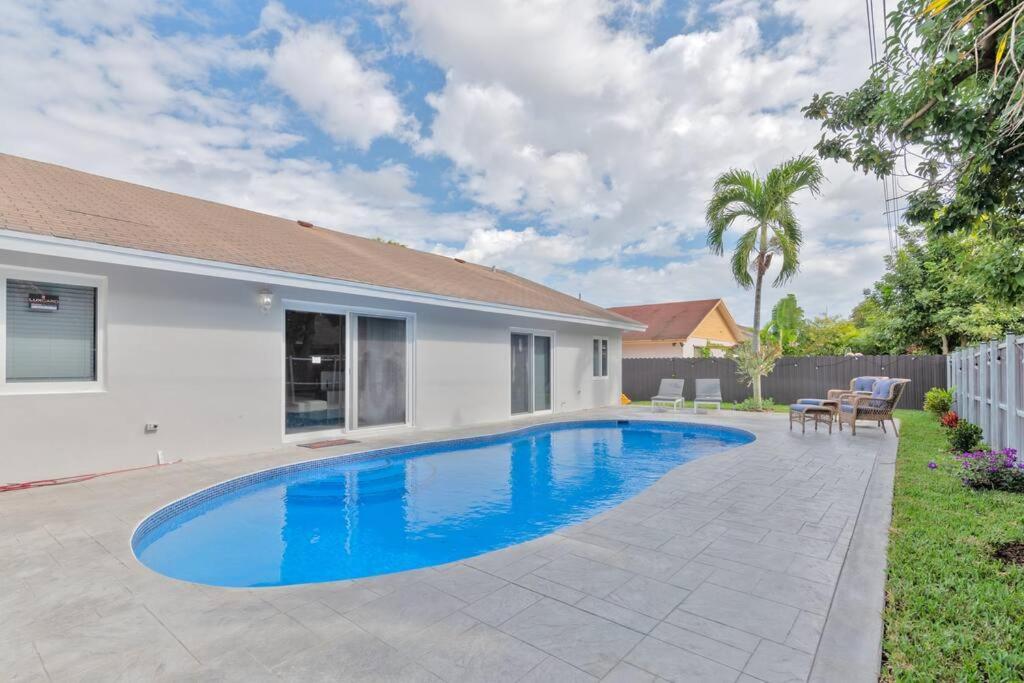 Spacious 4 Bedrooms, 2 Bathroom House With Pool Мирамар Экстерьер фото